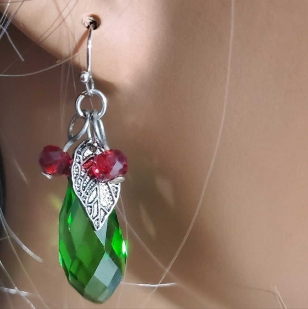 NWOT Pier 1 Christmas Dangle  Earrings Green Red Silver